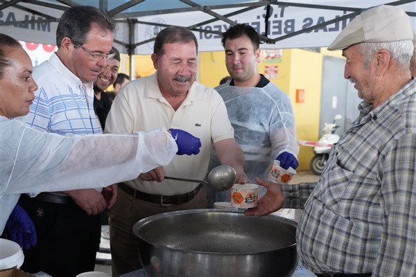 Milas Belediyesi vatandaşlara aşure ikram etti