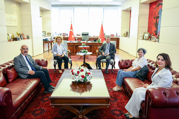 Özel, KESK ve Eğitim-Sen heyetini Kabul etti