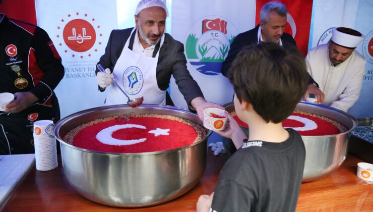 Ay yıldızlı aşureler Rize’de vatandaşlara ikram edildi
