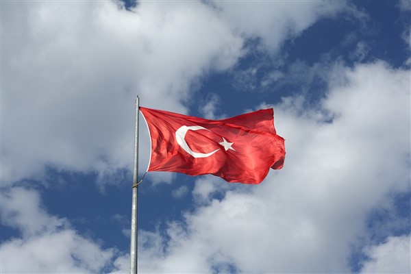 15 Temmuz şehitleri için Boğaz’a Türk bayrağı asıldı