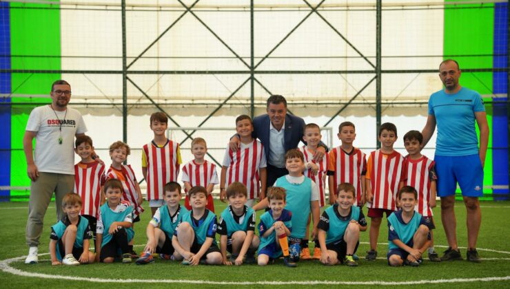 Başkan Sarıkurt, yaz spor okullarının futbol kursunu ziyaret etti