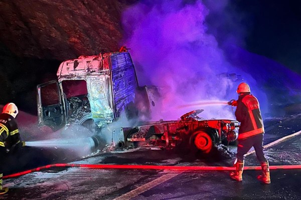 Şanlıurfa’da trafik kazasında alevler yükseldi