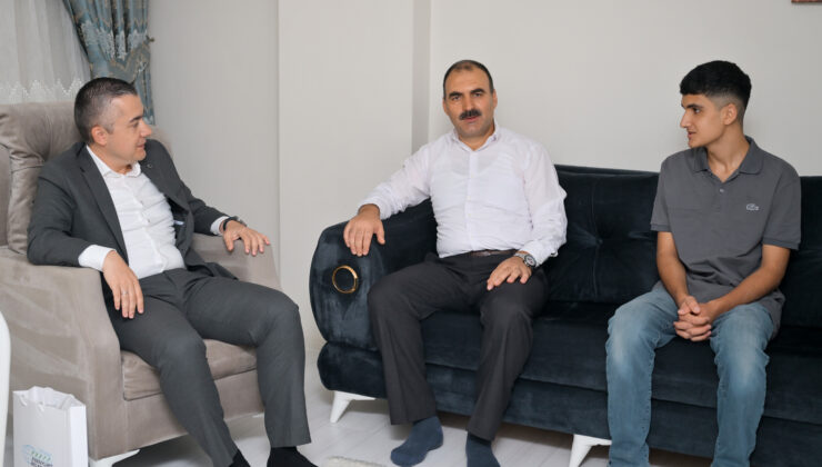 Başkan Vekili Aksoy, 15 Temmuz gazisi İhsan Yıldız’ı ziyaret etti
