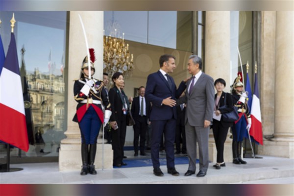 Fransa Cumhurbaşkanı Macron, Çin Dışişleri Bakanı Wang’ı kabul etti