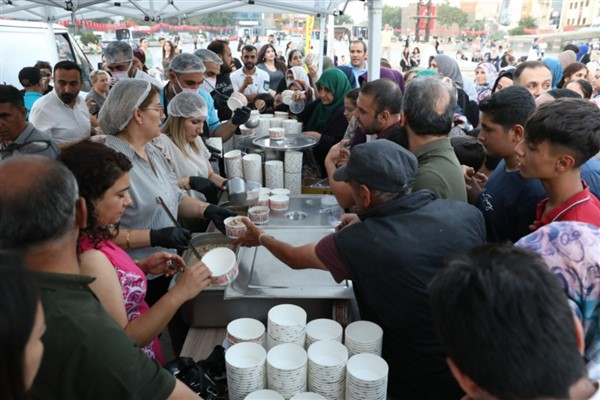Diyarbakır’da 20 bin kişiye aşure dağıtıldı