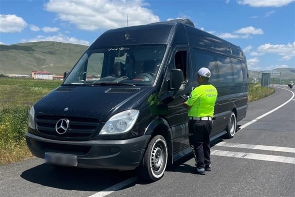 Ardahan’da TIR ve tur araçlarına yönelik denetim gerçekleştirildi