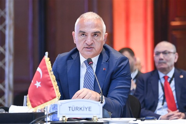 Bakan Ersoy, Antalyaspor Kulübü Başkanlığına seçilen Rıza Perçin’i kutladı
