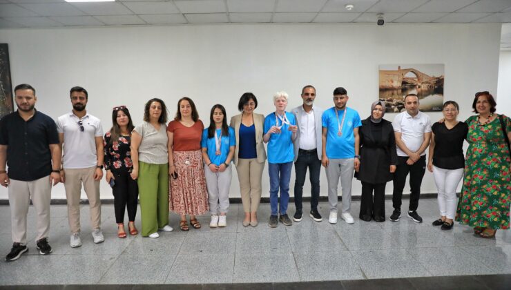 Kayapınar Belediyesi Eşbaşkanları, şampiyonları tebrik etti