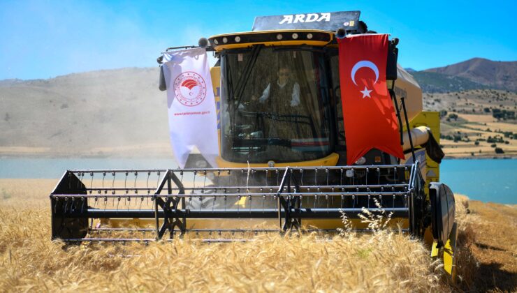 Vali Aygöl, buğday hasadına katıldı ve un fabrikasını ziyaret etti