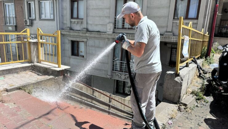 Kâğıthane Belediyesi, sokak yıkama çalışmalarını sürdürüyor