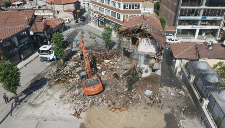 Çorum’da Tarihi Şehir Meydanı içerisindeki son binalar da yıkıldı
