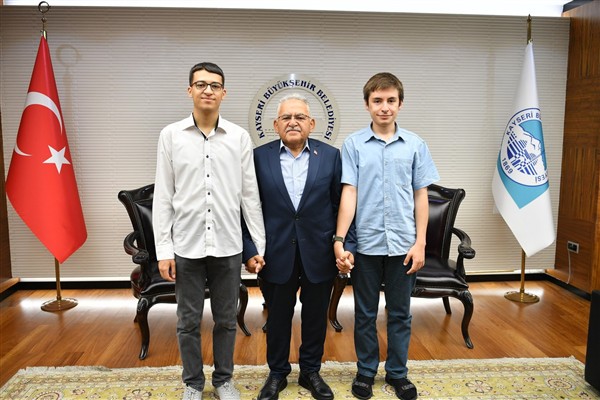 Büyükkılıç, YKS’de Türkiye derecesi yapan öğrencilerle görüştü