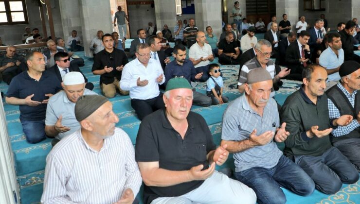 Kars’ta 15 Temmuz şehitleri için düzenlenen mevlid programına Vali Ziya Polat da katıldı