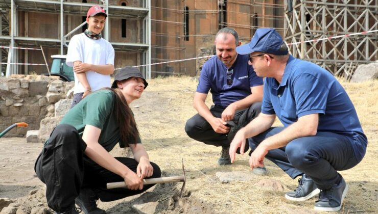 Kars Valisi Ziya Polat, Ani Örenyeri’ndeki kazı çalışmalarını yerinde inceledi