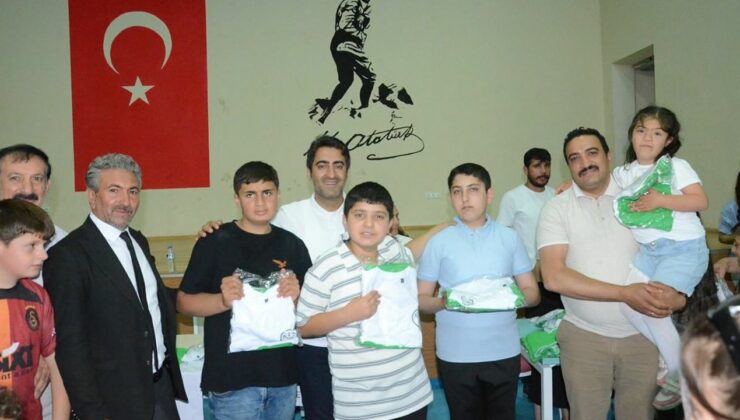 Sarıkamış’ta Yaz Spor Okulu sporcularına forma ve şort desteği yapıldı