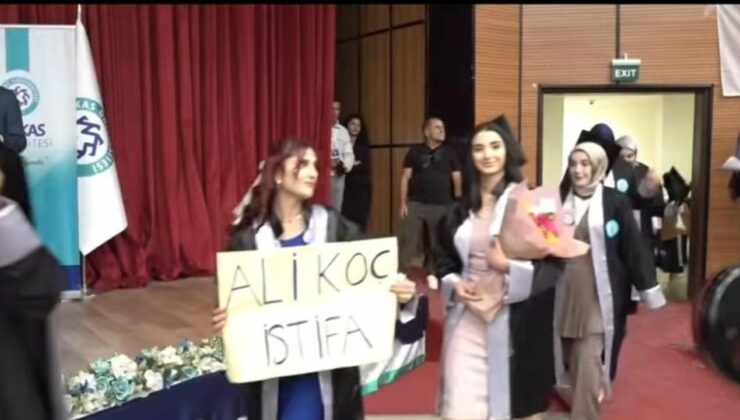Kars Kafkas Üniversitesi mezuniyet töreninde “Ali Koç İstifa” pankartı dikkat çekti