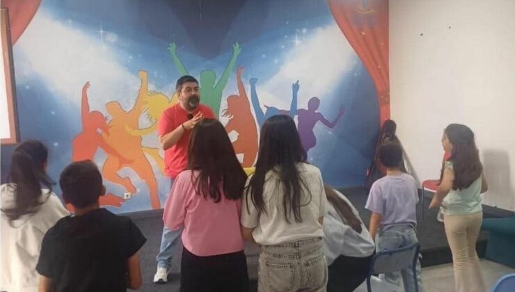 Kars’ta çocuklar “Geleceğe Emniyetli Adımlar” projesiyle drama kursuna başladı