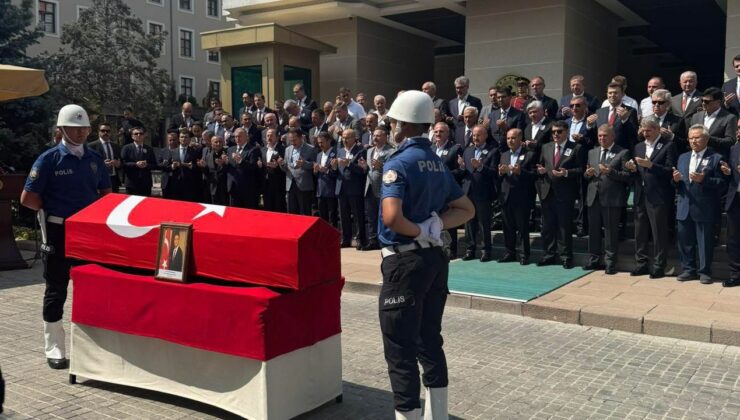 Eski Bitlis Valisi Karaömeroğlu için İçişleri Bakanlığında tören düzenlendi
