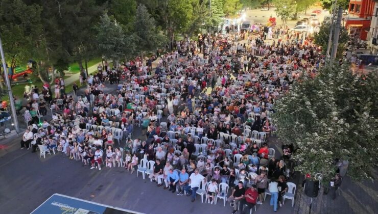 Çocuklar eğlendi, aileler kaynaştı, Fatih Mahallesi’nde sinema keyfi yaşandı