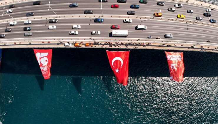 15 Temmuz’un 9. yılında İstanbul’da köprülere Türk Bayrağı asıldı