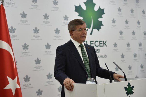Davutoğlu, İspanya Başbakanı Sanchez’i kutladı