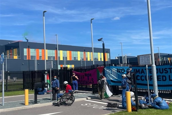Hollanda’da, İsrail askeri verilerini depolayan Microsoft sitesinin çatısında protesto