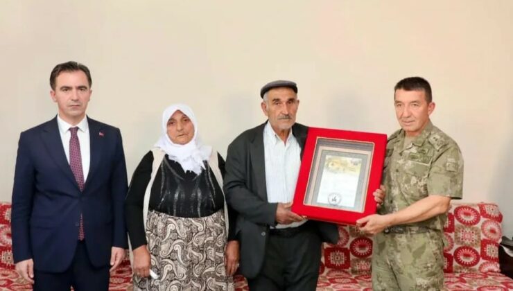 Vali Karakaya’dan şehit ailesine ziyaret ve şehadet belgesi takdimi