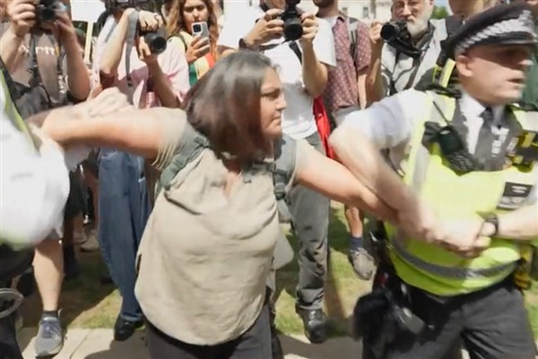 Londra polisi, Filistin Eylemi yasağı protestosunda 474 kişiyi tutukladı