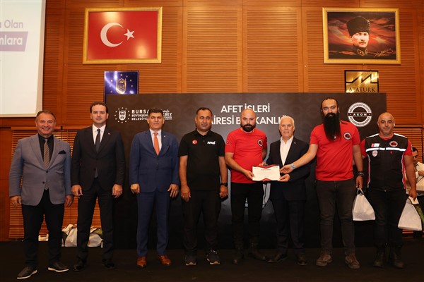Başkan Bozbey, yangınlarda mücadele edenlere teşekkür belgesi verdi