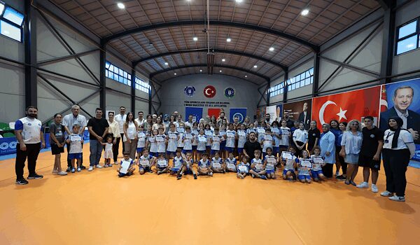 Bursa Yaz Spor Okulları’nda dönem sonu sertifikaları dağıtıldı