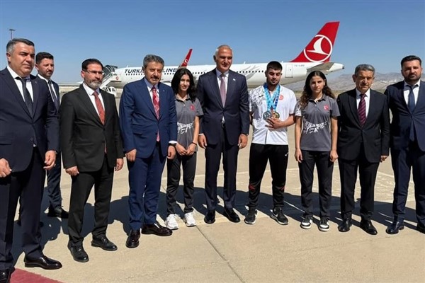 Kültür ve Turizm Bakanı Ersoy, Şırnak Havalimanında karşılandı