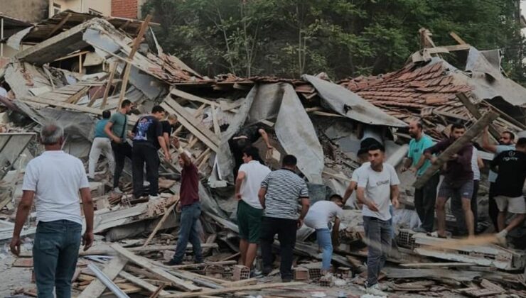 Bakan Yerlikaya: Sındırgı’daki yıkılan binada 3 kişi kurtarıldı