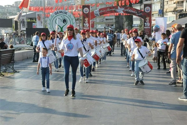 Gemlik Körfez Halk Bandosu, yeni yaşını kutluyor