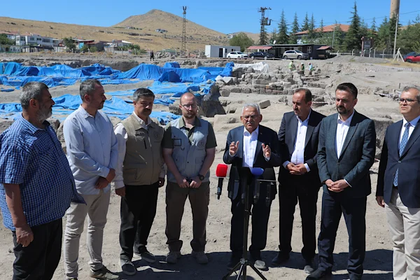 Başkan Büyükkılıç, İncesu’daki mozaik kazı alanında inceleme yaptı