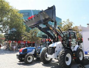 Edremit Belediyesi’ne 5 yeni iş makinası