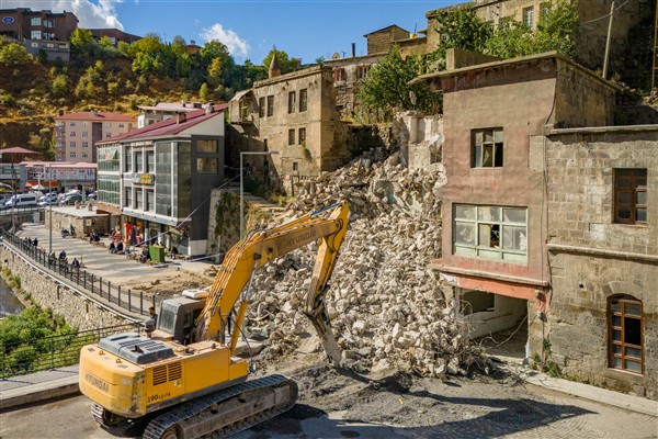 Bitlis’te tehlike arz eden metruk bina yıkıldı