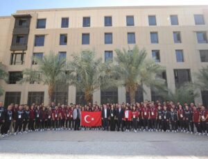 Bakan Bak, Suudi Arabistan’da millî sporcularla bir araya geldi